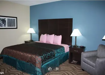 La Plaza Inn & Suites hotel thumbnail 3