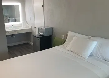 Elmwood Motel hotel thumbnail 2