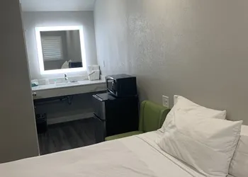 Elmwood Motel hotel thumbnail 3