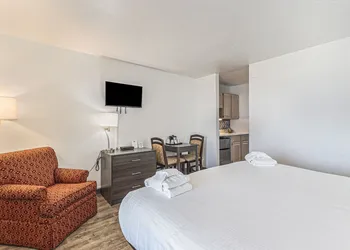 Snyder's Shoreline Inn hotel thumbnail 7
