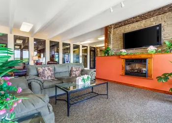 Econo Lodge Inn & Suites Brookings hotel thumbnail 4