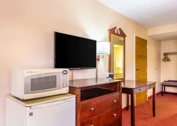 Econo Lodge Rocky Top hotel thumbnail 7