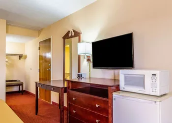 Econo Lodge Rocky Top hotel thumbnail 8