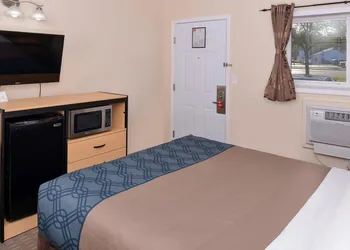 Econo Lodge Rochester I-90 & I-390 hotel thumbnail 7