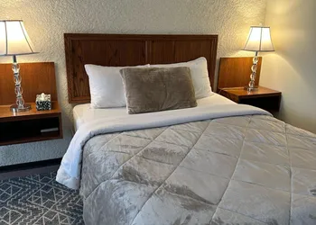 Maple Creek Motor Inn hotel thumbnail 2