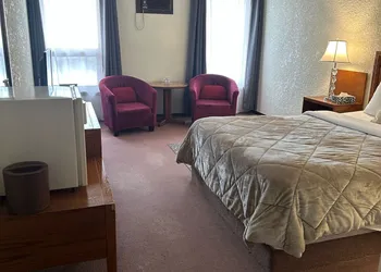 Maple Creek Motor Inn hotel thumbnail 3