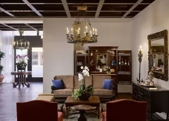 Plaza La Reina hotel thumbnail 3