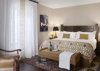 Plaza La Reina hotel thumbnail 4