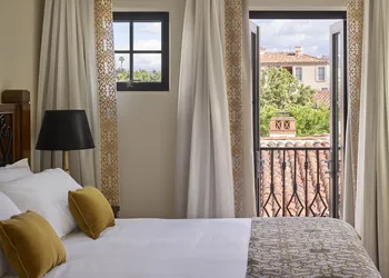 Plaza La Reina hotel thumbnail 5