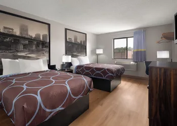 Super 8 by Wyndham Farmville hotel thumbnail 4