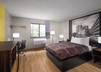 Super 8 by Wyndham Farmville hotel thumbnail 7