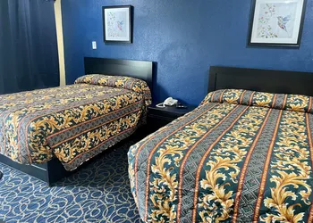 Super 6 Inn hotel thumbnail 4