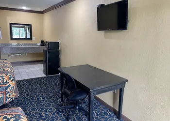 Super 6 Inn hotel thumbnail 5