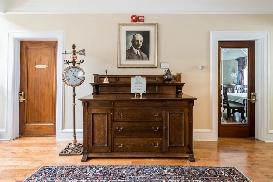 Monroe House Executive Suites hotel detail image 2