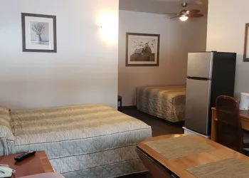 Calabogie Motor Inn hotel thumbnail 7
