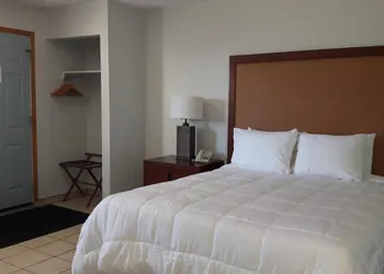 Edgewater Inn hotel thumbnail 8