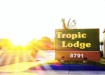 Tropic Lodge hotel thumbnail 2