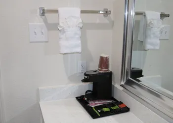 Scottish Inn & Suites - IAH Airport hotel thumbnail 4