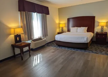 La Quinta Inn & Suites by Wyndham Fort Worth NE Mall hotel thumbnail 4