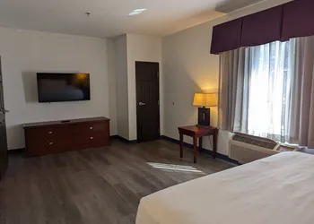 La Quinta Inn & Suites by Wyndham Fort Worth NE Mall hotel thumbnail 5