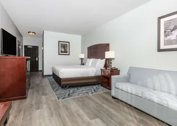 La Quinta Inn & Suites by Wyndham Fort Worth NE Mall hotel thumbnail 7