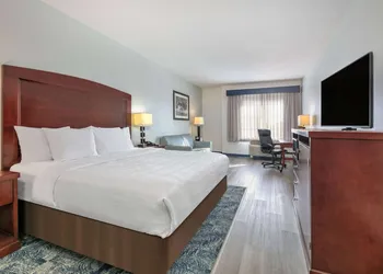 La Quinta Inn & Suites by Wyndham Fort Worth NE Mall hotel thumbnail 8