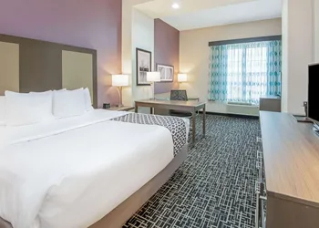 La Quinta Inn & Suites by Wyndham Weatherford OK hotel thumbnail 6