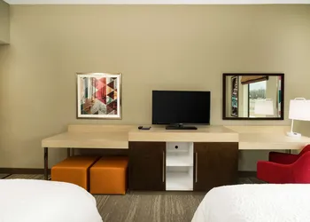 Hampton Inn Newport hotel thumbnail 6