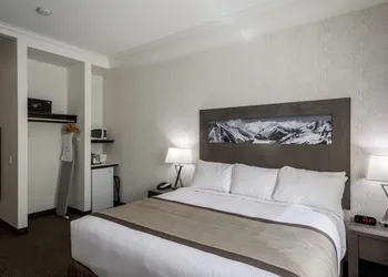 Ramada by Wyndham Revelstoke hotel thumbnail 4