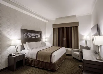 Ramada by Wyndham Revelstoke hotel thumbnail 5