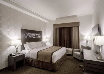 Ramada by Wyndham Revelstoke hotel thumbnail 5