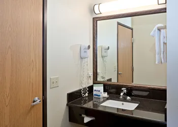 AmericInn by Wyndham DeWitt hotel thumbnail 2