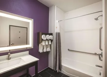 La Quinta Inn & Suites by Wyndham Lubbock South hotel thumbnail 7