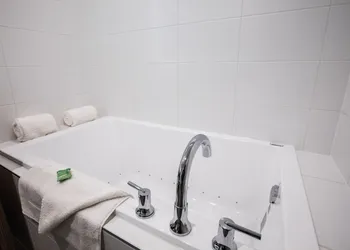 Holiday Inn Calgary South Conference Center by IHG hotel thumbnail 7