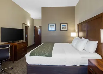 Comfort Inn & Suites Edgewood hotel thumbnail 7