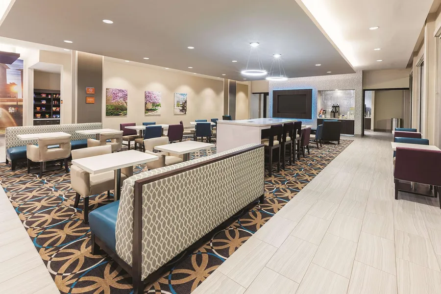 La Quinta Inn & Suites by Wyndham Terre Haute hotel detail image 2