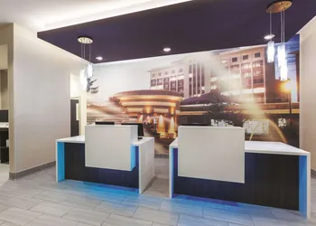 La Quinta Inn & Suites by Wyndham Terre Haute hotel thumbnail 3