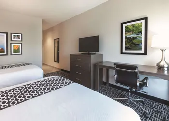 La Quinta Inn & Suites by Wyndham Terre Haute hotel thumbnail 5