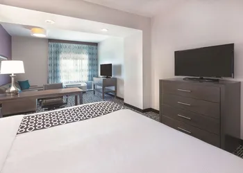 La Quinta Inn & Suites by Wyndham Terre Haute hotel thumbnail 6