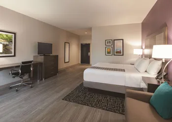 La Quinta Inn & Suites by Wyndham Terre Haute hotel thumbnail 7