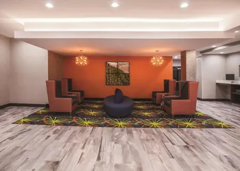 La Quinta Inn & Suites by Wyndham Baton Rouge - Port Allen hotel thumbnail 4
