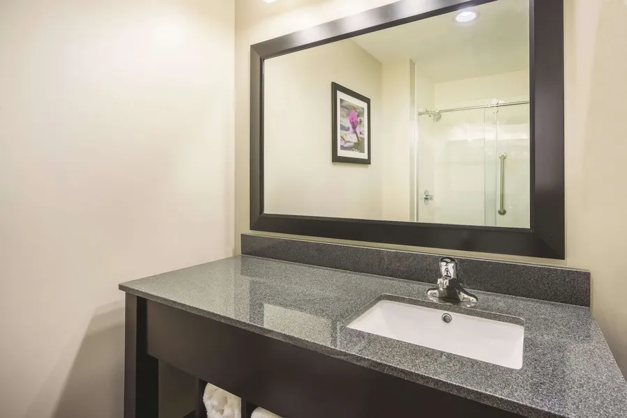 La Quinta Inn & Suites by Wyndham Clifton Park/Saratoga Area hotel detail image 6