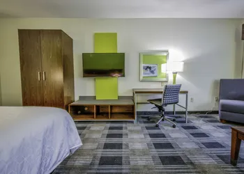 Holiday Inn Express & Suites Dallas NW - Farmers Branch by IHG hotel thumbnail 2