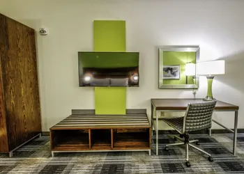 Holiday Inn Express & Suites Dallas NW - Farmers Branch by IHG hotel thumbnail 3
