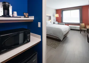 Holiday Inn Express & Suites Lubbock Central - Univ Area by IHG hotel thumbnail 8