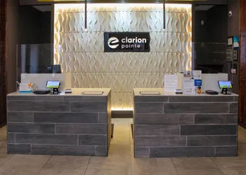 Clarion Pointe Marshall hotel thumbnail 2