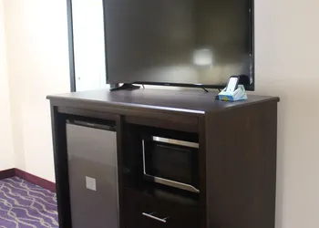 Express Inn & Suites - Bush Airport hotel thumbnail 3