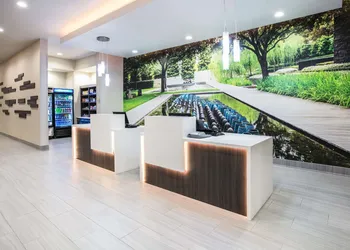 La Quinta Inn & Suites by Wyndham Dallas - Richardson hotel thumbnail 2