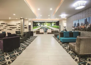 La Quinta Inn & Suites by Wyndham Dallas - Richardson hotel thumbnail 3