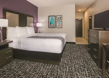 La Quinta Inn & Suites by Wyndham Dallas - Richardson hotel thumbnail 5